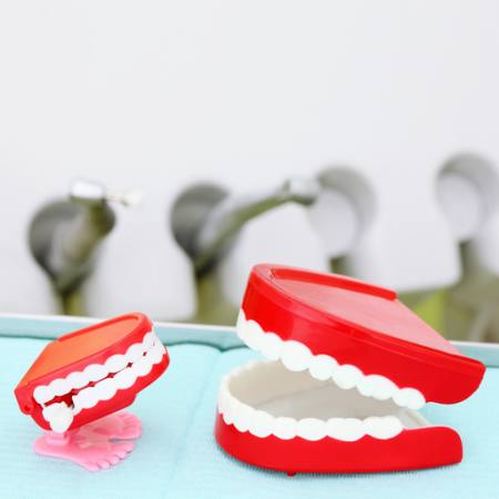 hampaat, punainen, maxilar, jalat, hammaslääkäri Pavel Losevsky - Dreamstime