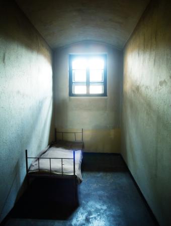 vankila, solun, sänky, ikkuna Constantin Opris - Dreamstime