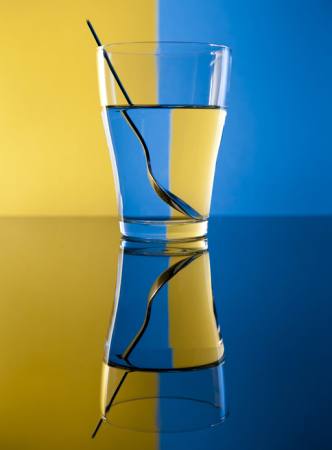 lasi, lusikka, vesi, keltainen, sininen Alex Salcedo - Dreamstime