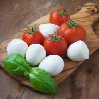 Pixwords Kuva ruoka, tomaatit, vihreä, vihannekset, juusto, valkoinen Unknown1861 - Dreamstime