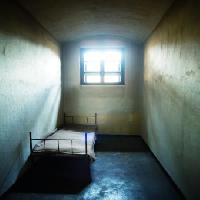 vankila, solun, sänky, ikkuna Constantin Opris - Dreamstime