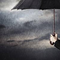 sade, sateenvarjo, putoaa, käsi Arman Zhenikeyev - Dreamstime