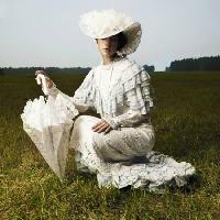 nainen, vanha, sateenvarjo, valkoinen, kenttä, ruoho George Mayer - Dreamstime